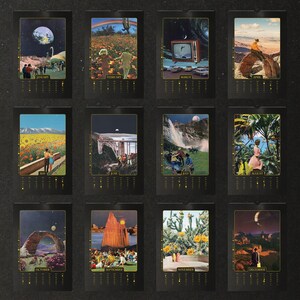 Pu&ograve; includere: Un calendario da parete con dodici pagine rettangolari disposte a griglia, ognuna con un'illustrazione collage surrealista unica per ogni mese da gennaio a dicembre. Le pagine con bordo nero includono etichette dorate per ogni mese.