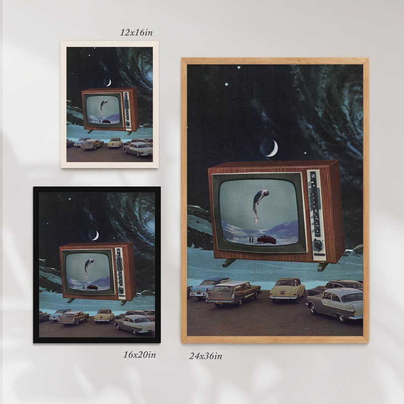 Puede incluir: Un televisor retro con marco de madera flota en un cielo nocturno estrellado. Un pez salta fuera de la pantalla, y una luna creciente cuelga en el cielo. Los coches est&aacute;n aparcados delante del televisor, creando una escena surrealista.