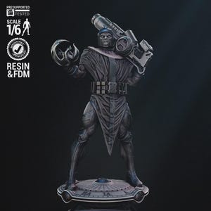 Peut inclure: Statue détaillée en résine et FDM d'un personnage tenant une grande arme. La figurine est gris foncé avec un col et une ceinture violets. La statue est sur une base circulaire. Le texte "WICKED" et "NEXT TERM" sont visibles.