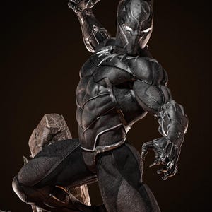 Può includere: Statua dettagliata di Black Panther in posa dinamica. La figura indossa un abito nero strutturato con dettagli argentati, che mostra un design intricato. La statua è ambientata su uno sfondo scuro, evidenziando la posa potente e la muscolatura del personaggio.