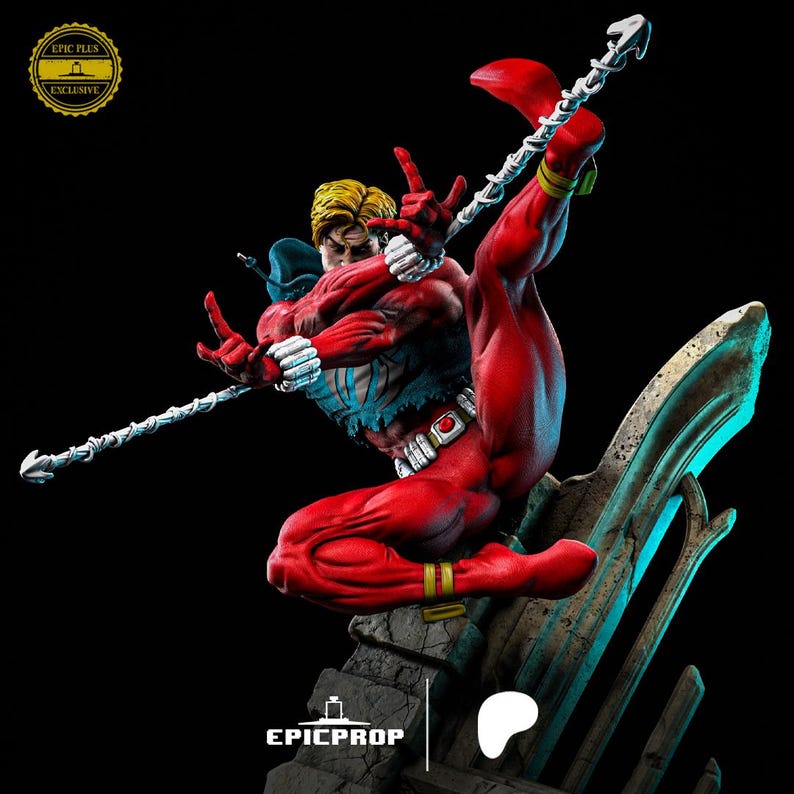 Puede incluir: Una figura de acci&oacute;n roja y azul de un superh&eacute;roe en una pose din&aacute;mica, sosteniendo un arma. La figura est&aacute; de pie sobre una base de piedra con un brillo azul y verde. La figura est&aacute; etiquetada como "Epic Plus Exclusive".