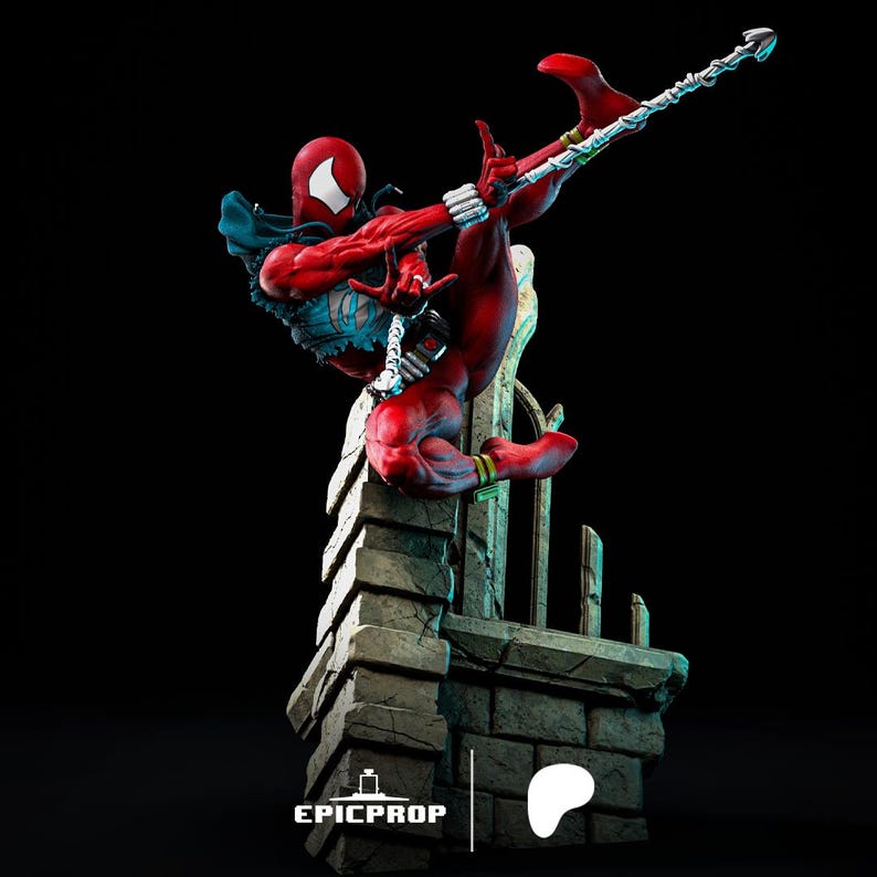 Puede incluir: Una figura de acci&oacute;n roja y blanca de un superh&eacute;roe en una pose din&aacute;mica, sosteniendo un arma en forma de telara&ntilde;a. La figura est&aacute; posada sobre una estructura de piedra con una valla de metal. La figura forma parte de una serie coleccionable.