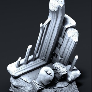 Puede incluir: Una escultura de yeso blanco de dos cabezas descansando sobre una estructura de piedra rota. La escultura es una interpretaci&oacute;n moderna del arte cl&aacute;sico.
