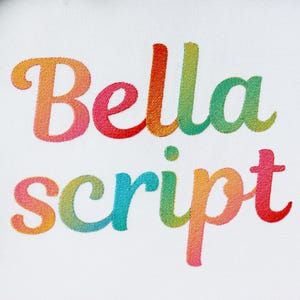 Ella Gradient Borduurlettertype Ombre Alfabet. Benodigd borduurgaren. 5 maten: 2,5 cm, 3,8 cm, 5 cm, 6,3 cm, 7,6 cm. Doosje inbegrepen.