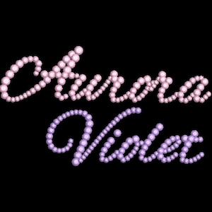 Puede incluir: El texto Aurora Violet está escrito en letra cursiva sobre un fondo negro sólido. La palabra Aurora está formada por esferas de color rosa claro, mientras que la palabra Violet está compuesta por esferas de color violeta claro y texturizadas.