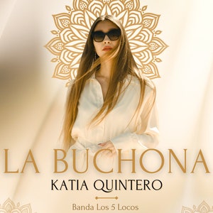 Puede incluir: Un cartel promocional con una mujer con gafas de sol y un atuendo blanco. El texto "LA BUCHONA" está en la parte superior, con "KATIA QUINTERO" debajo. También incluye el nombre de la banda, la fecha, la hora y el lugar.