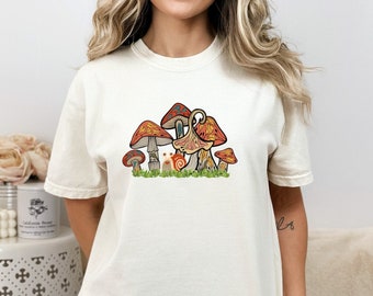 Camisa estética Comfort Colors® Mushroom Cottagecore, camiseta Happy Snail Fungi, camisa botánica pastel, camiseta Magic Mushroom, Fairycore