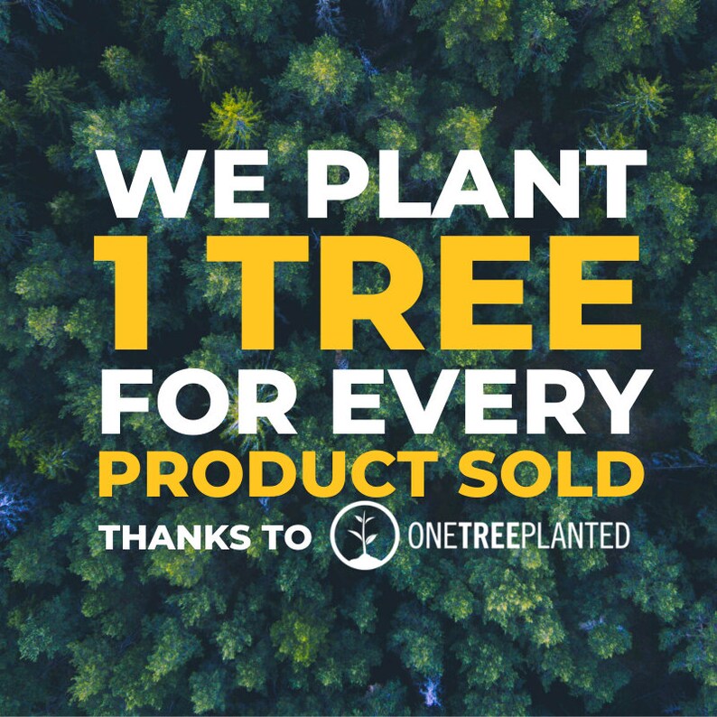 Puede incluir: Imagen con un fondo de bosque y texto blanco y amarillo que dice: "PLANTAMOS 1 &Aacute;RBOL POR CADA PRODUCTO VENDIDO GRACIAS A ONETREEPLANTED" con un logotipo de &aacute;rbol.