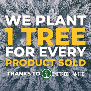 Może przedstawiać: Scenka śnieżnego lasu z tekstem "WE PLANT 1 TREE FOR EVERY PRODUCT SOLD THANKS TO ONETREEPLANTED" w białych i ż&oacute;łtych literach. Zielone logo z sadzonką drzewa znajduje się obok tekstu "ONETREEPLANTED".