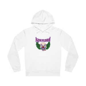 Könnte beinhalten: Weißer Hoodie mit einem lila und grünen Grafik eines Clowns mit dem Text "KASH KLOWN" darüber.