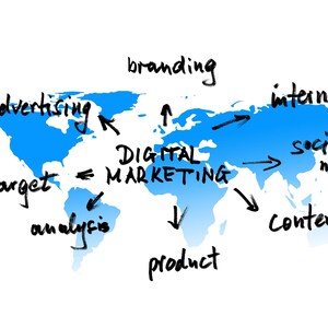 Puede incluir: Un mapa del mundo azul con texto manuscrito negro y flechas que ilustran el marketing digital. Las palabras clave incluyen publicidad, branding, internet, redes sociales, contenido y producto.