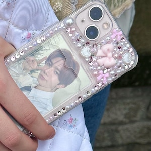 Funda para teléfono con tarjetero y diseño decorativo en color rosa