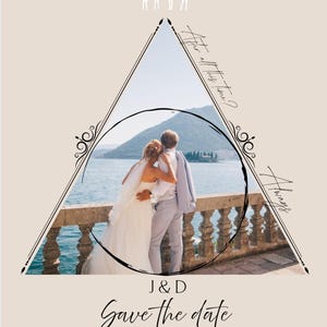 Peut inclure: Une invitation de mariage avec un couple s'embrassant, encadrée par un design triangulaire et circulaire. Le texte "J&D Save the date" est affiché, ainsi que la date et l'heure. Des silhouettes de cerfs décoratives et les mots "After all this time? Always" sont également inclus.