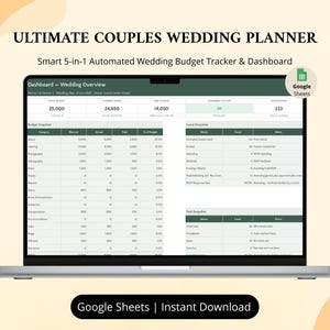 Op de afbeelding: Een laptopscherm met de Ultimate Couples Wedding Planner, een slim 5-in-1 geautomatiseerd dashboard voor het bijhouden van een huwelijksbudget in Google Sheets. De interface heeft een donkergroene koptekst met budget- en taakoverzichten.