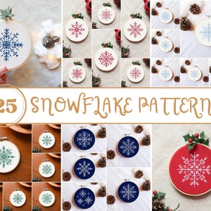 Op de afbeelding: 25 kruissteekpatronen in de vorm van sneeuwvlokken in verschillende kleuren, waaronder blauw, rood, groen en wit. De patronen worden weergegeven op ronde borduurringen.
