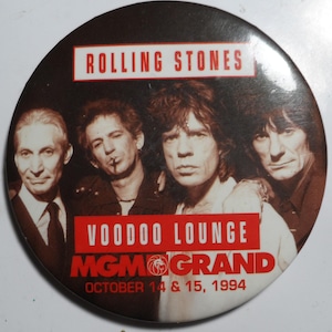 Könnte beinhalten: Ein roter und weißer Knopf mit einem Bild der Rolling Stones Bandmitglieder. Der Text auf dem Knopf lautet "Rolling Stones Voodoo Lounge MGM GRAND 14. und 15. Oktober 1994".