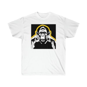 Puede incluir: Una camiseta blanca con una imagen en blanco y negro de un mono que se tapa los ojos con las manos. El mono está rodeado de un contorno amarillo.