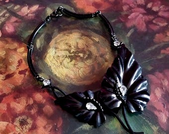 Vintage zwarte statement ketting met sculpturaal bladdesign van Ermani Bulatti, nieuw in doos.