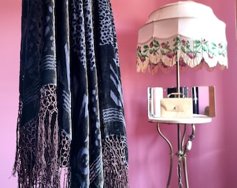 Vintage fluwelen devoré sjaal met zijden franjes, boho luxe statement sjaal met dierenprint, grote antieke sjaal