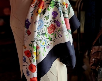 Vintage Gucci Flora zijden sjaal van Vittorio Accornero met botanische bloemenprint, een verzamelobject van een Italiaanse designer.
