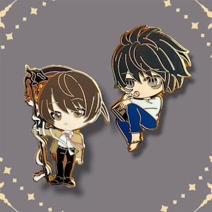 Könnte beinhalten: Zwei Emaille-Anstecknadeln mit Anime-Charakteren. Eine Anstecknadel zeigt einen Charakter mit braunen Haaren, der einen Stab hält und eine beige Jacke und eine schwarze Hose trägt. Die andere Anstecknadel zeigt einen Charakter mit schwarzen Haaren, der ein Buch hält und ein weißes Hemd und eine blaue Hose trägt.