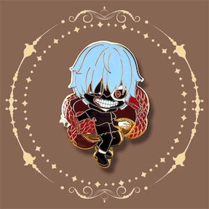 K&ouml;nnte beinhalten: Emaille-Anstecknadel mit einer Cartoonfigur mit hellblauen Haaren, einer schwarzen Maske und einem roten Auge. Die Figur ist vor einem rot-goldenen schlangenartigen Design platziert. Die Anstecknadel hat einen goldenen Rand auf braunem Hintergrund.