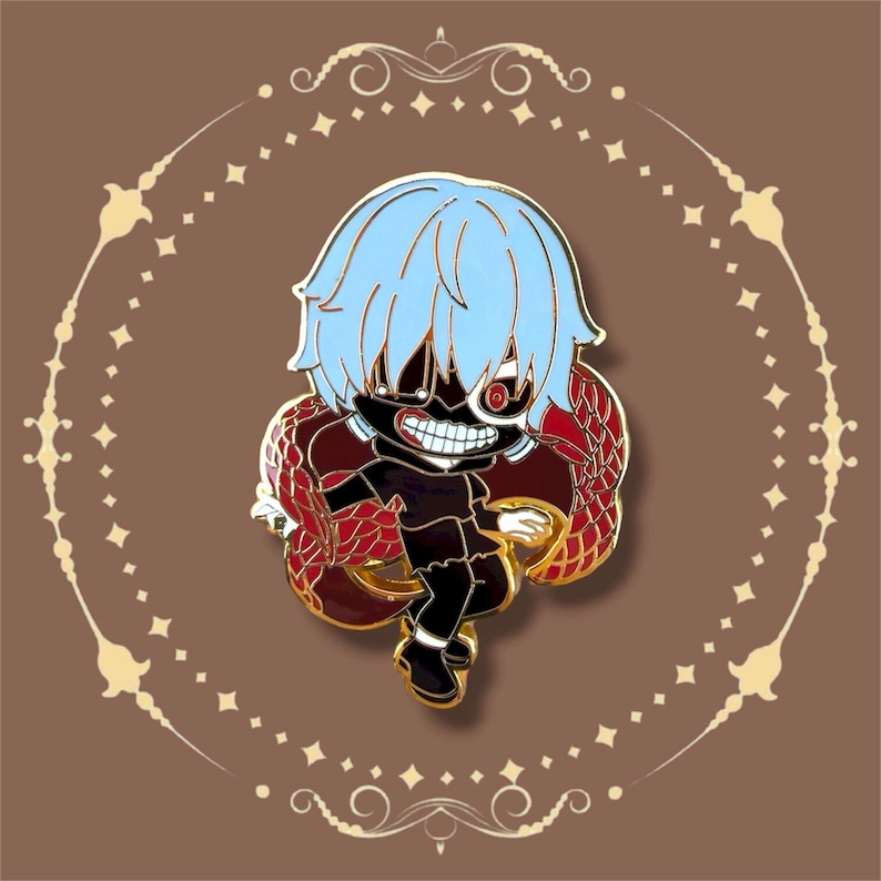 K&ouml;nnte beinhalten: Emaille-Anstecknadel mit einer Cartoonfigur mit hellblauen Haaren, einer schwarzen Maske und einem roten Auge. Die Figur ist vor einem rot-goldenen schlangenartigen Design platziert. Die Anstecknadel hat einen goldenen Rand auf braunem Hintergrund.
