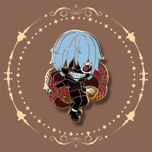 K&ouml;nnte beinhalten: Emaille-Anstecknadel mit einem Chibi-Charakter mit hellblauen Haaren, einem schwarzen Outfit und einem roten Auge. Der Charakter ist vor einem rot-goldenen schlangenartigen Design platziert. Die Anstecknadel hat einen goldenen Rand auf braunem Hintergrund.