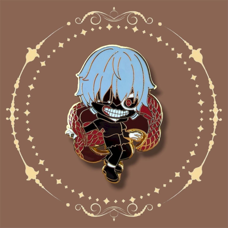 K&ouml;nnte beinhalten: Emaille-Anstecknadel mit einem Chibi-Charakter mit hellblauen Haaren, einem schwarzen Outfit und einem roten Auge. Der Charakter ist vor einem rot-goldenen schlangenartigen Design platziert. Die Anstecknadel hat einen goldenen Rand auf braunem Hintergrund.