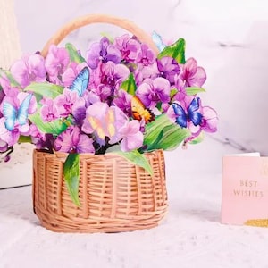 POPUP-KARTE - Orchideen-Korb-Pop-Up-Karte mit lebhaftem Lila, blauen Blumen, grünem Laub und Schmetterlingen - inklusive Grußkarte und Umschlag