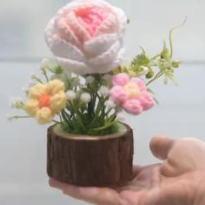 GEHÄKELTES BLUMENBOQUET - Handgefertigt im Holzpflanzer - Geburtstage, Jubiläum, Valentinstag, Muttertag, Tischdekor -Kein Behälter erforderlich