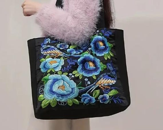 BOLSO DE MANO Bolso de mano bohemio chic de lona bordada en azul