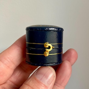 Scatola portagioie in stile vintage per anelli di nozze o di fidanzamento. Piccola scatola portagioie blu in stile vittoriano. Scatola portagioie in stile antico.