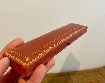 Quality Vintage Leather Jewelry Case. Vintage Jewellery Box. Carrington Jewellers to the Queen. Jewelry Box for bracelet, necklace or watch