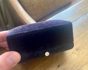 Vintage Jewelry Box for a watch. Velvet Antique Jewellery Box. Vintage wristwatch box