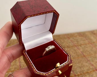 ヴィンテージスタイルのリングボックス。結婚指輪や婚約指輪にぴったり