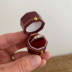 Belle boîte à bagues de style vintage. Petite boîte à bijoux de style victorien. Étui à alliances ou boîte à bagues de fiançailles inhabituel