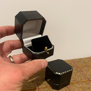 Scatola porta orecchini in stile vintage. Nuova scatola portagioie di lusso per orecchini. Scatola portagioie in stile antico.