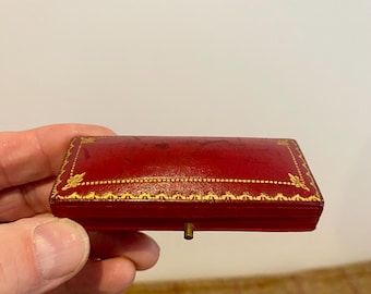 Vintage leather Jewelry Box. Antique Jewellery Box for a brooch. Vintage Brooch Box. Carrington Jewellers By Appointment to Royalty