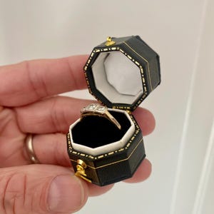 Scatola per anello in stile vintage insolito. Piccola scatola per gioielli in stile antico. Scatola di lusso per anello di nozze o anello di fidanzamento