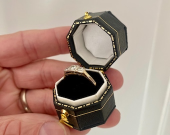 ヴィンテージスタイルのリングボックス。結婚指輪や婚約指輪にぴったり