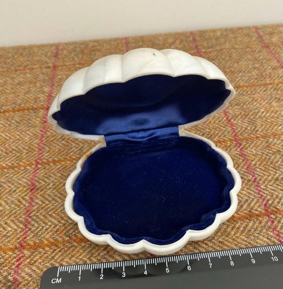 Wonderful Vintage Clam Shaped Jewelry Box. Retro Scallop Shaped Jewellery Box