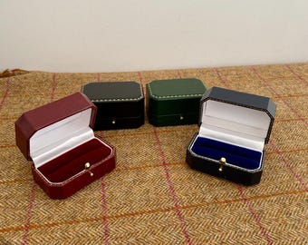 ヴィンテージスタイルのリングボックス。新しい高級ジュエリーボックス