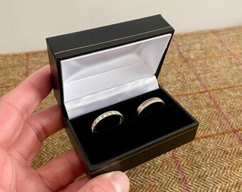 結婚指輪用のダブルリングボックス。カフスボタン用のレザーレット