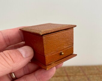 上質なヴィンテージレザーリングボックス。ヴィンテージジュエリーボックス。王室御用達の宝石商