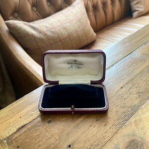 Boîte à bijoux vintage en cuir de qualité. Boîte à bijoux ancienne pour présenter une montre. Bijoutiers Boodle & Dunthorne