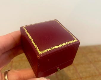 上質なヴィンテージレザーリングボックス。婚約指輪に最適です。ロンドンジュエラーズ