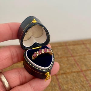 ヴィンテージスタイルのリングボックス。アンティークスタイルのジュエリーボックス。結婚指輪や婚約指輪にぴったりの、ブルーのレザーレット製ハート型リングボックス。