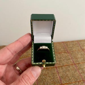 Scatola portagioie in stile vintage per anelli di nozze o di fidanzamento. Piccola scatola portagioie in stile vintage. Scatola portagioie in stile antico.