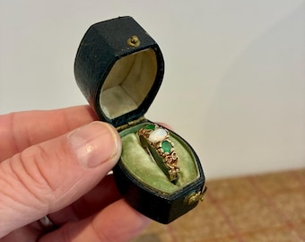 小型のビクトリアンレザーリングボックス。ヴィンテージジュエリーボックス。婚約指輪ボックス